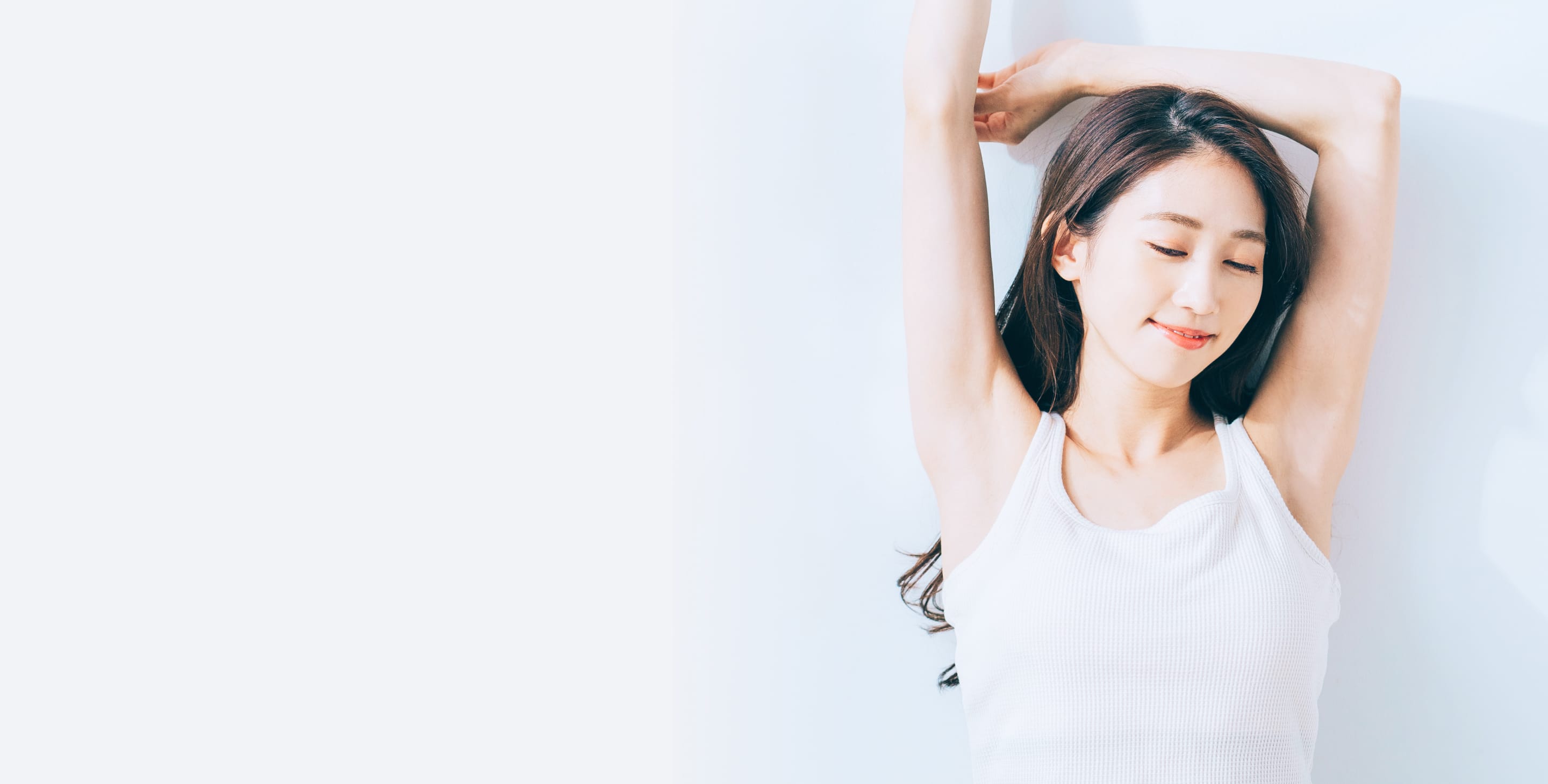 明るい表情で腕を上げる女性